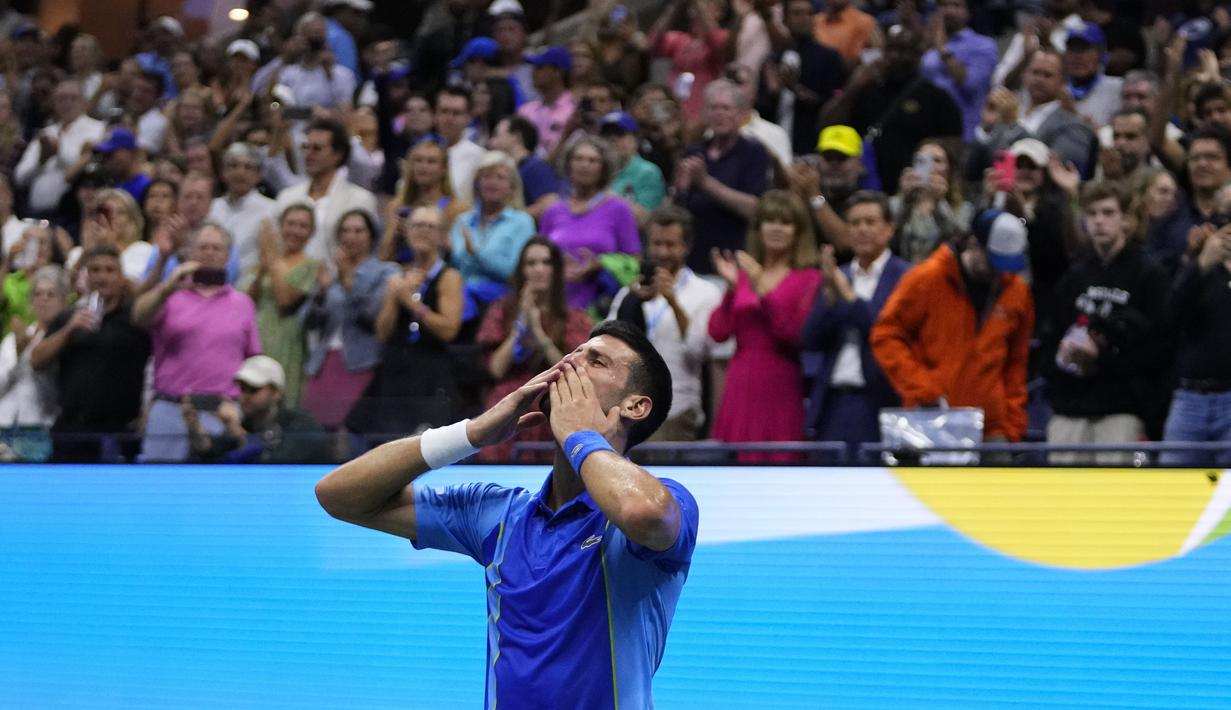 Ribuan penonton yang memadati stadion memberikan penghargaan kepada petenis asal Serbia, Novak Djokovic, setelah mengalahkan petenis asal Rusia Daniil Medvedev dalam partai final US Open 2023 yang berlangsung di Arthur Ashe, New York, Senin (11/9/2023) pagi WIB. Pertandingan ini Djokivic sukses membalas kekalahan dari Medvedev dalam final US Open 2021 silam.(AP Photo/Frank Franklin II)