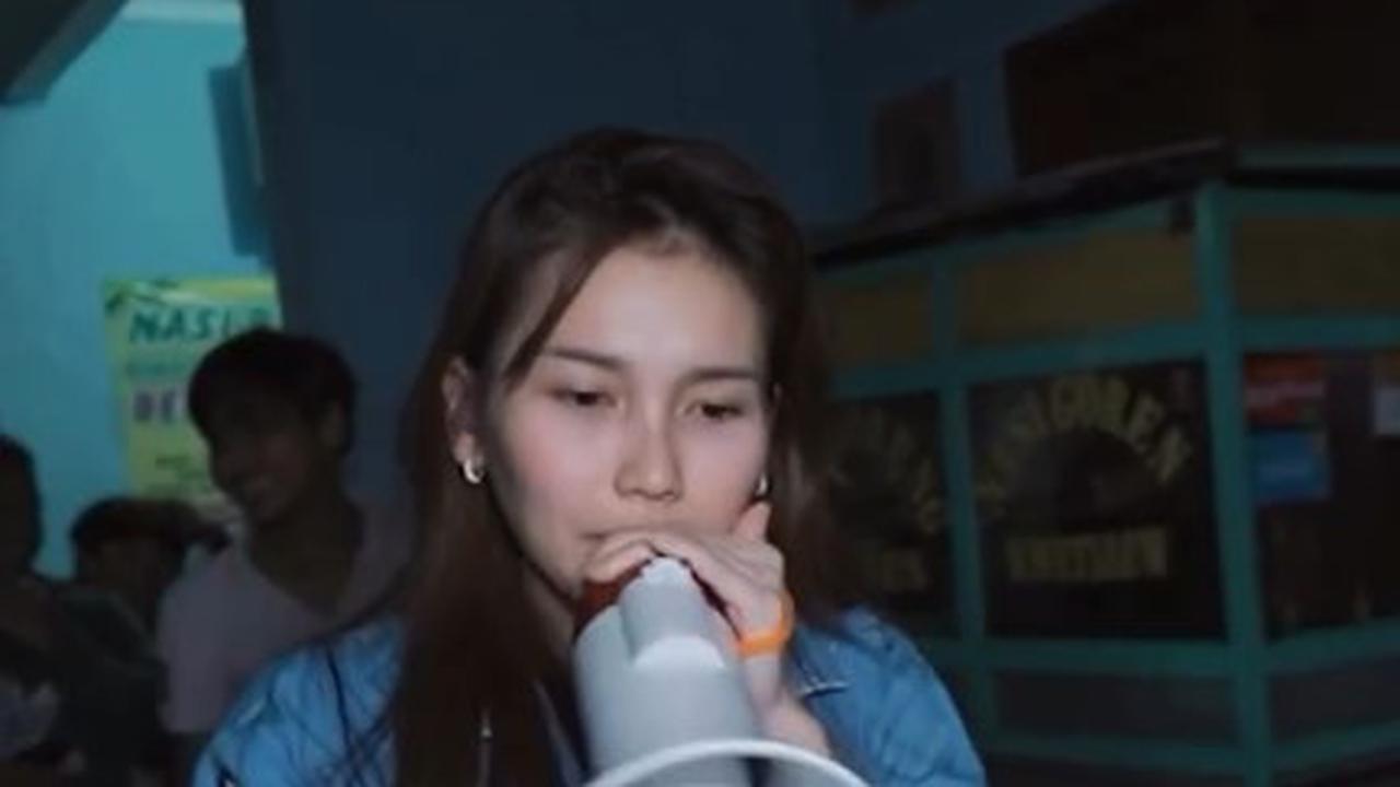 Masih Pakai Piyama, Ini 7 Potret Ayu Ting Ting Bangunkan Sahur Bareng Bocah Kampung - Totalitas Pakai Toa