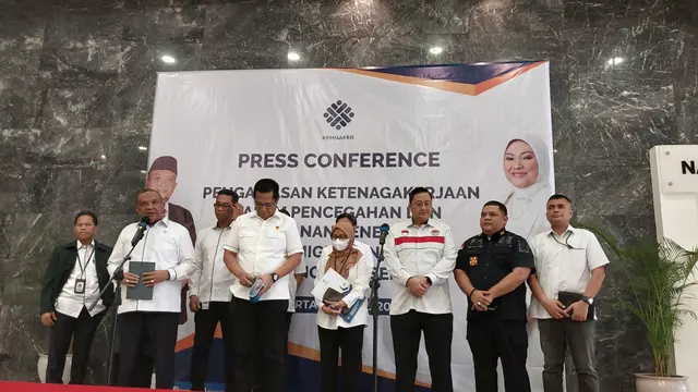 Wakil Menteri Ketenagakerjaan Afriansyah Noor dalam Konferensi Pers pekerja migran Indonesia (PMI) ilegal di Kementerian Ketenagakerjaan, Jakarta, Rabu (12/4/2023).
