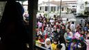 Warga antre masuk bus wisata Uncal di depan Balai Kota Bogor, Bogor, Jawa Barat, Minggu (29/5/2022). Bus wisata gratis yang disediakan untuk mengelilingi kawasan Kebun Raya Bogor setiap hari Sabtu dan Minggu ini mulai beroperasi kembali pascapandemi. (merdeka.com/Arie Basuki)
