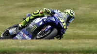 Pembalap Movistar Yamaha, Valentino Rossi beraksi pada MotoGP Australia 2018. (PAUL CROCK / AFP)