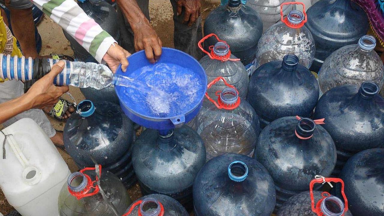 Datangnya bantuan air bersih disambut antusias oleh ratusan warga di Kelurahan Gedong, Jakarta Timur, Jumat (3/11/2023). Mereka menyerbu bantuan air bersih dengan membawa berbagai wadah, mulai dari ember, jeriken, hingga galon air mineral.