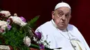 Kehadiran Paus Fransiskus sempat mengejutkan umat Katolik yang hadir memenuhi alun-alun Santo Petrus, Vatikan. (Tiziana FABI/AFP)