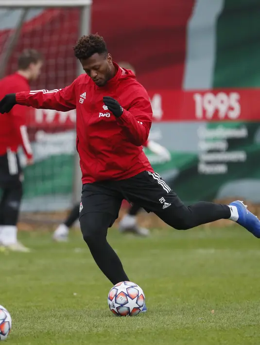 Penyerang Lokomotiv Moskow, Ze Luis menendang bola saat mengikuti latihan tim di Bakovka di luar Moskow (26/10/2020). Lokomotiv Moskow akan bertanding melawan wakil Jerman, Bayern Munchen pada grup A Liga Champions. (AFP/Pool/Maxim Shipenkov)