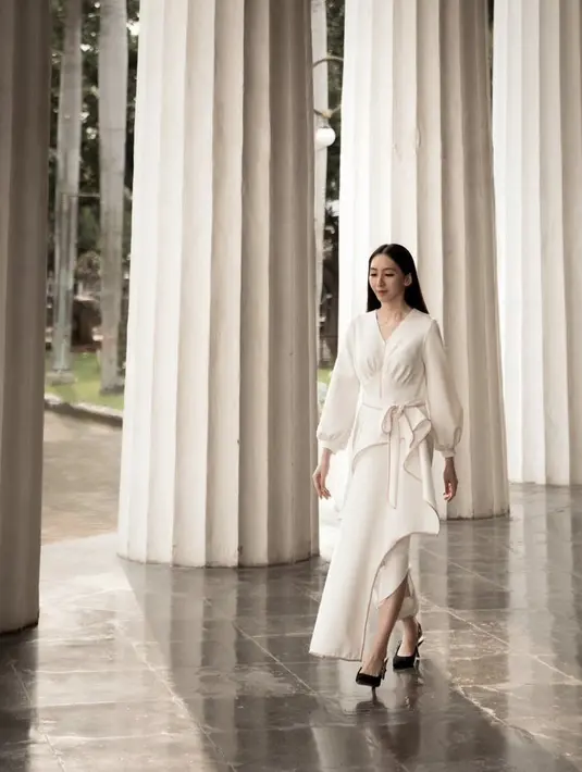 Berkolaborasi di platform digital merupakan satu cara yang dilakukan industri fashion untuk tetap bertahan di tengah pandemi. (Instagram @christiebasill)