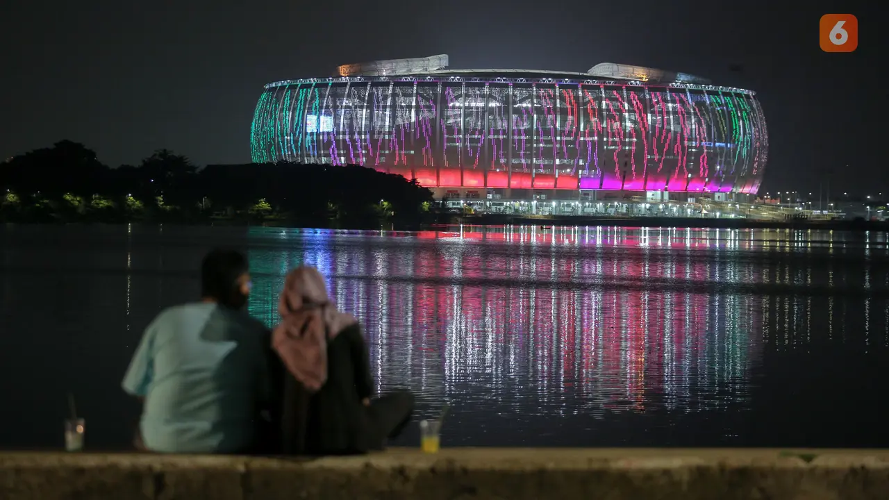 Foto: Menikmati Keindahan Jakarta International Stadium yang Bermandikan Cahaya dari Danau Cincin
