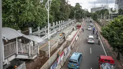 Suasana lalu lintas di sekitar lokasi pembangunan selter di kawasan Stasiun Palmerah, Jakarta, Selasa (2/2/2021). Penataan ini diharapkan bisa menjadi solusi kemacetan yang kerap terjadi di kawasan tersebut. (Liputan6.com/Faizal Fanani)