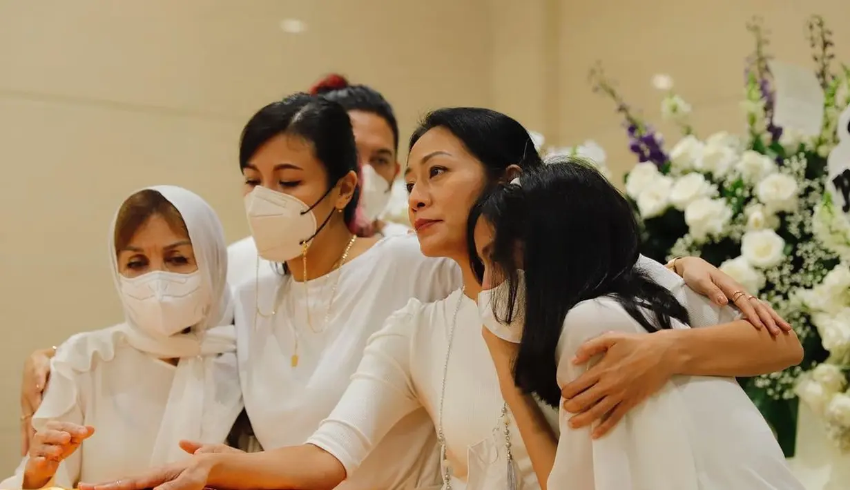 Saat itulah, Dewi Lestari melihat keragaman dalam keluarga. Indah serupa pelangi yang melengkung menawan, tak lama setelah hujan badai datang. Syukur pun menggenangi benak sang penulis. “Keluargaku yang warna-warni bagai pelangi; beragam etnis, kebangsaan, kepercayaan, adat istiadat. Terima kasih sudah saling mencintai, saling menghormati, dan saling menguatkan. Aku cinta kalian,” pungkas Dee. (Foto: Dok. Hanafi dari Instagram @deelestari)