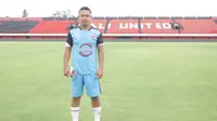 Kiper Blitar United, Bayu Prisma Maranata, kagum dengan kemegahan Stadion I Wayan Dipta yang menjadi kandang Bali United. (Bola.com/Gatot Susetyo)