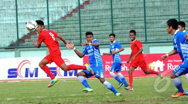 Timnas U19 Indonesia melakoni laga uji coba melawan Persib Bandung U21 di Stadion Siliwangi, Bandung, Rabu (25/2/2015). Timnas U19 Indonesia menang 2-0 atas Persib U21. (Liputan6.com/Faisal R Syam)