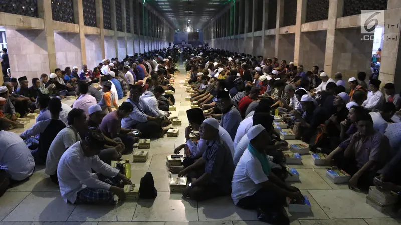 Kebersamaan Ribuan Jemaah saat Buka Puasa Pertama di Masjid Istiqlal