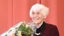 Kebahagiaan Seorang perempuan, Ingeborg Rapoport (102 tahun) saat menerima gelar doktornya setelah ditolak Nazi 77 tahun yang lalu, di rumah sakit UKE di Hamburg, Jerman, Selasa (9/6/2015). (REUTERS/Fabian Bimmer)