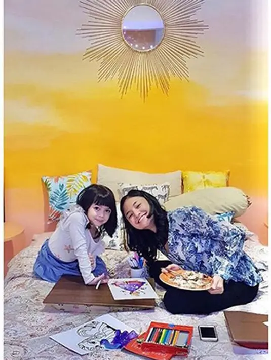 Dalam dua hari diunggah, foto tersebut disukai hampir seratus ribu warganet. Pujian juga membanjiri kolom komentarnya. Tidak sedikit yang merasa bangga dengan sikab Ben. (Instagram/marshanda99)