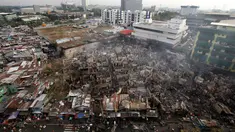 Suasana pemukiman warga yang hangus setelah kebakaran di kota Quezon, Metro Manila di Filipina (28/12). Menurut laporan, sekitar 500 rumah ludes terbakar dan sekitar 1.000 keluarga telah diungsikan. (REUTERS/Erik De Castro)