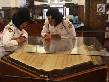 Sejumlah Paskibraka Nasional 2019 mengamati koleksi di Museum Mandiri, Jakarta, Selasa (20/8/2019). Bank Mandiri juga memberikan sharing materi terkait SDM unggul serta tabungan pelajar kepada anggota Paskibraka dan e-money edisi khusus Paskibraka Nasional 2019. (Liputan6.com/Angga Yuniar)