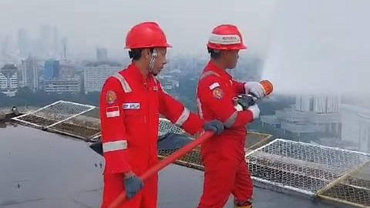 Kepala Sekretariat (Kasetpres) ini berujar penyiraman air secara massal dengan water mist mengikuti saran dari Badan Riset dan Inovasi Nasional (BRIN) yang telah melakukan uji coba penyemprotan dari Gedung Pertamina.<br>
