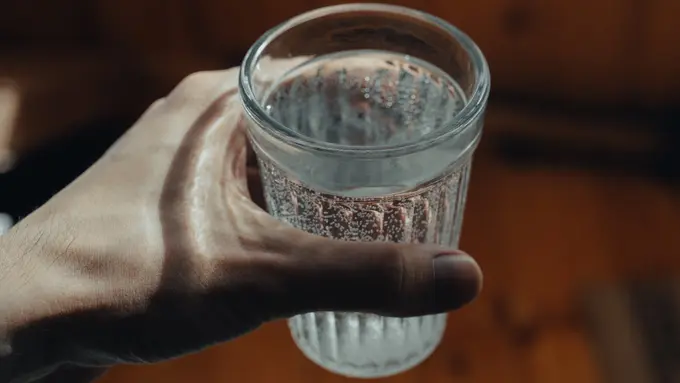 Ilustrasi air putih dingin, air es