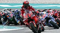 Francesco Bagnaia menjadi pemenang GP Malaysia 2024 setelah memenangi pertarungan sengit dengan pesaing terdekatnya dari tim Pramac Ducati, Jorge Martin. (MOHD RASFAN/AFP)
