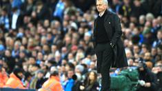 1. Pesangon - Pemberikan kontrak baru pada bulan Januari membuat Mou menjadi satu dari pelatih dunia dengan bayaran terbesar. Biaya yang harus dikeluarkan MU cukup besar jika memecat Mourinho. (AFP/Lindsay Parnaby