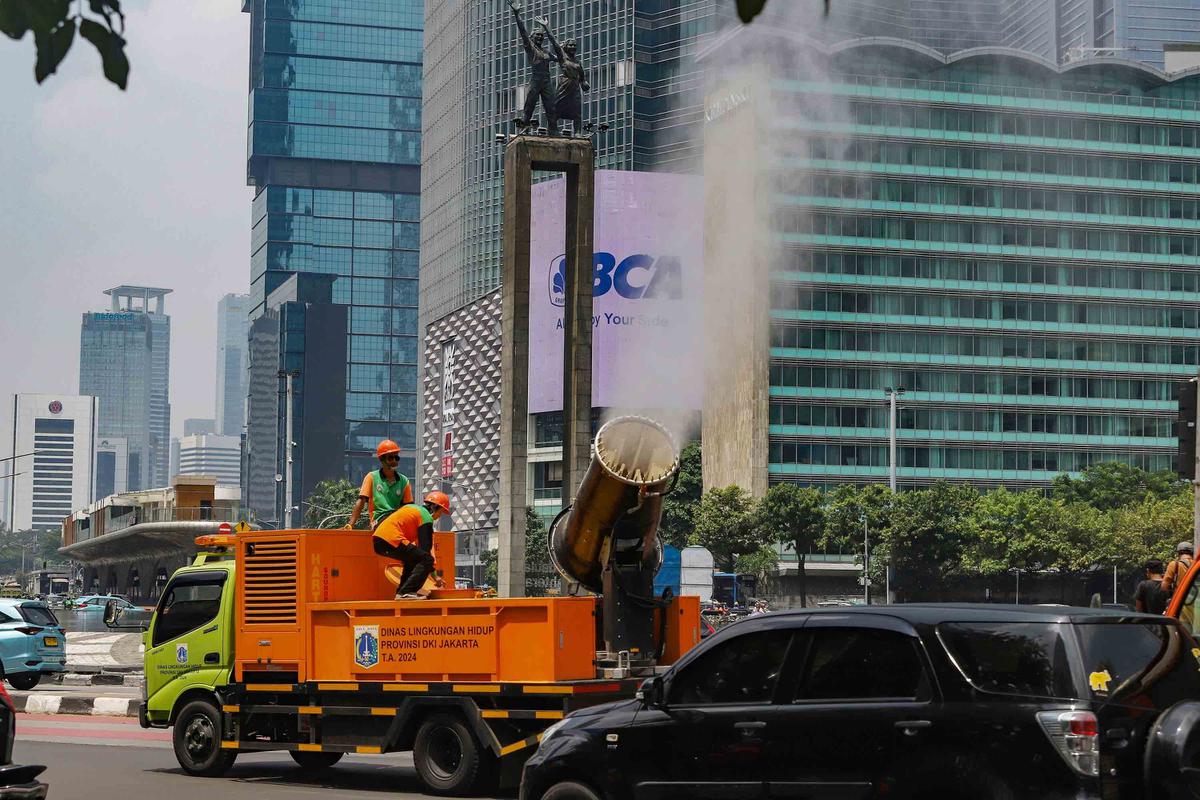 FOTO:  Ribuan Liter Water Mist Disemprotkan untuk Kurangi Polusi Jakarta