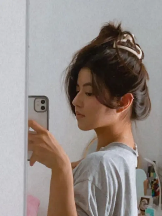 Vonzy memiliki akun Instagram @vonnyfelicia dengan jumlah followers 616 ribu. Banyak followersnya terpesona saat Vonzy unggah foto mirror selfie. Berbagai pujian mengalir deras untuk Vonzy di kolom komentar. (Liputan6.com/IG/@vonnyfelicia)