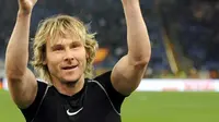 Juventus Czech midfielder Pavel Nedved applauds supporters at the end of his team&#039;s Italian Serie A football match against AS Roma on March 21, 2009 at Olympic stadium in Rome. AFP PHOTO/ALBERTO PIZZOLI 