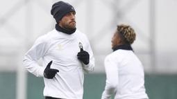 Gelandang Juventus, Claudio Marchisio, berlari santai saat latihan jelang laga Liga Champions melawan Sevilla di Vinovo, Italia, Senin (21/11/2016). Cuaca di Kota Turin sekitar 7 derajat celcius. (AFP/Marco Bertorello)