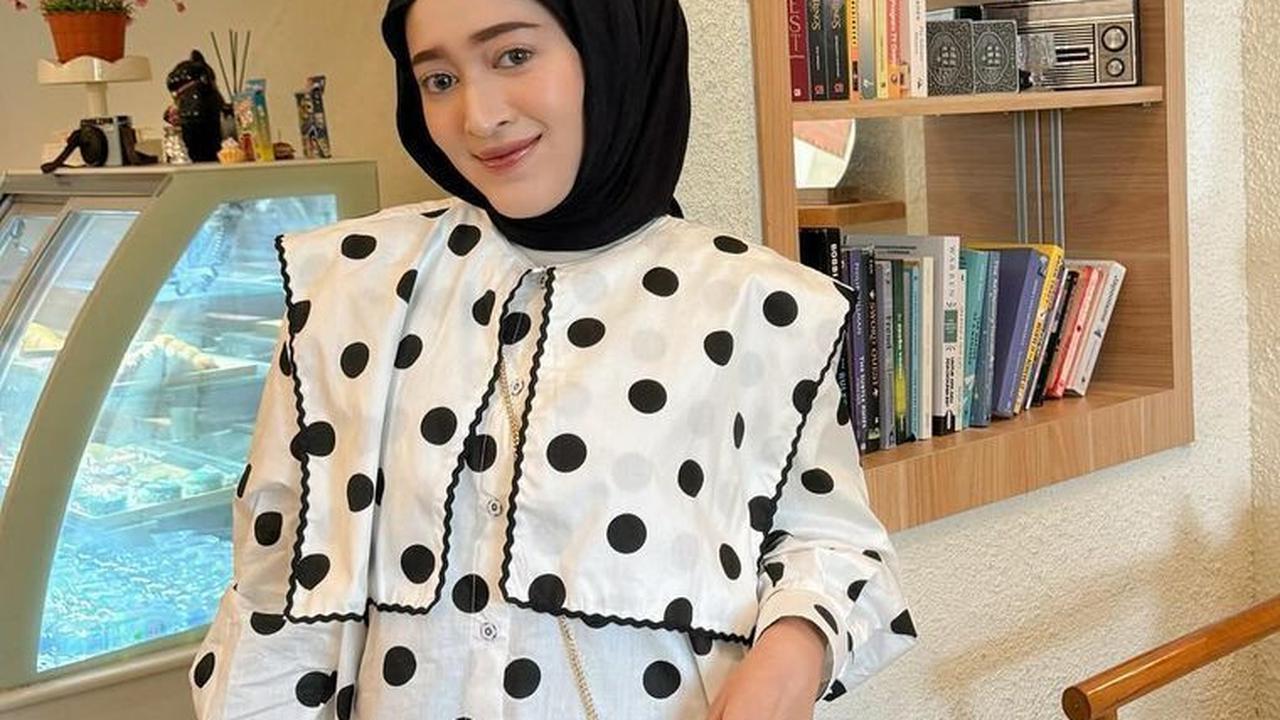 <b>Tunik Hitam Putih dengan Motif Polkadot&nbsp;</b>