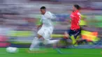 Pemain Real Madrid, Kylian Mbappe, menggiring bola saat melawan Osasuna pada laga pekan perdana La Liga di Stadion di Santiago Bernabeu, Rabu (20/8/2025) dini hari WIB. (AP Photo/Manu Fernandez)