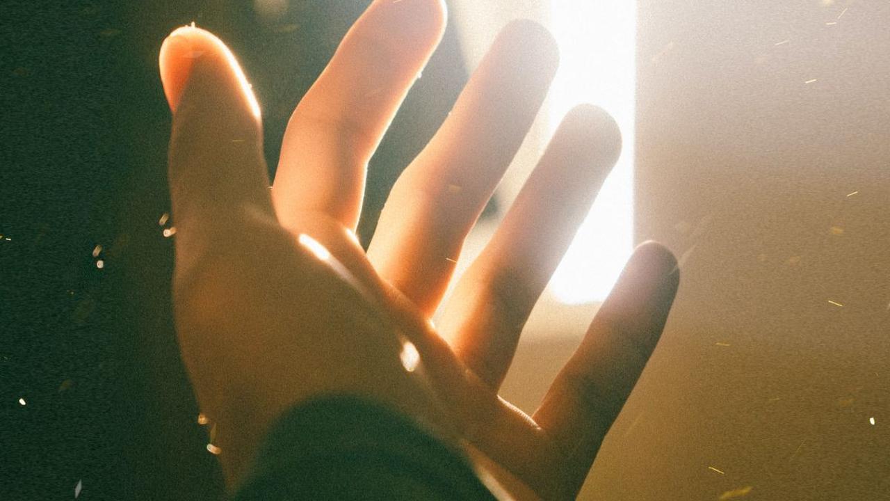 Kepercayaan diri adalah fondasi yang kuat dalam mencapai kesuksesan dan kebahagiaan dalam kehidupan. Namun, bagi beberapa individu, kepercayaan diri bisa menjadi hal yang rapuh, rentan terhadap goncangan, dan terkadang bahkan hilang sepenuhnya.