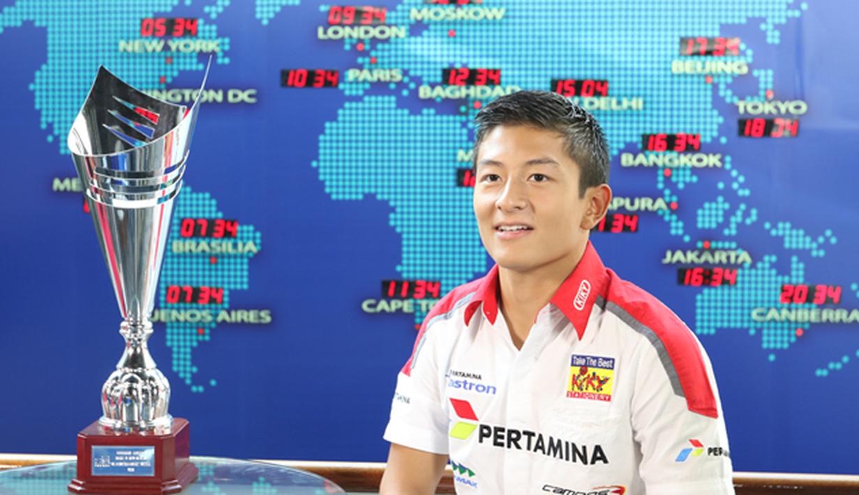 Pebalap GP2, Rio Haryanto membawa piala yang ia dapatkan usai memenangi GP2 Series di Sirkuit Silverstone, Inggris saat berkunjung ke SCTV Tower di Jakarta, Jumat (8/1/2015). (Bola.com/Vitalis Yogi)