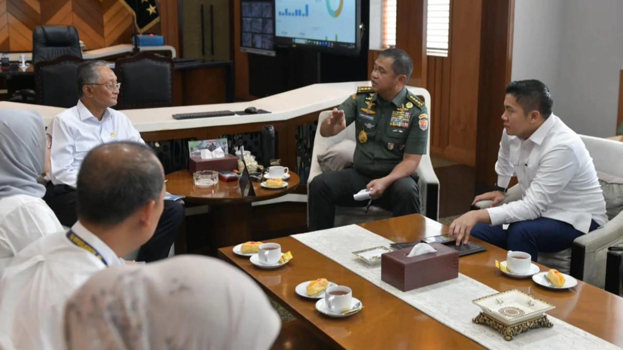 Bertemu Menteri PU-KSAD, Seskab Teddy Bahas Pemulihan Fasilitas Pascabencana Sumatra