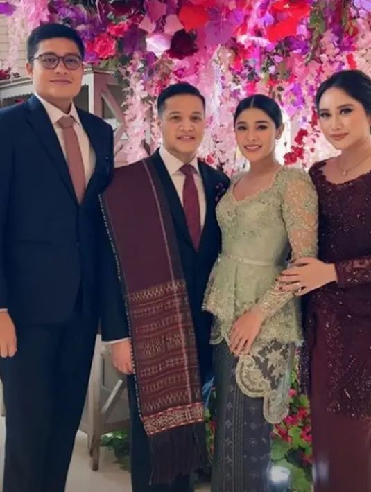 Padu padan kebaya dengan detail ujung yang asimetris dan belt di bagian pinggang ini, dipadukan Naysila mengenakan kain adat bernuansa kehijauan yang serasi. [Foto: Instagram/naymirdad]