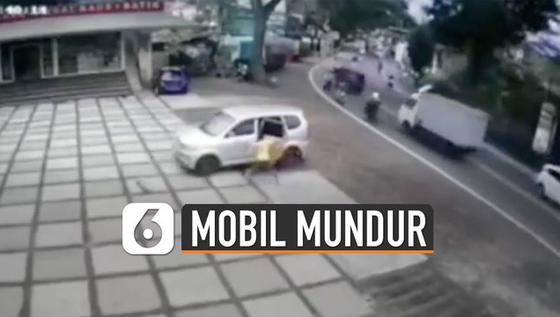 VIDEO: Lupa Kunci Rem, Mobil Mundur Sendiri Sampai Terperosok