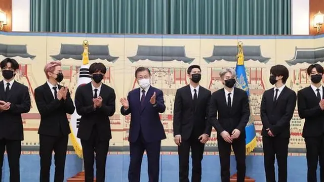 Pertemuan grup boyband BTS dengan Presiden Moon Jae-in dalam rangka penyerahan paspor diplomatik.
