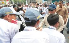Prabowo Sapa Warga dan Pelajar di LRT Manggarai