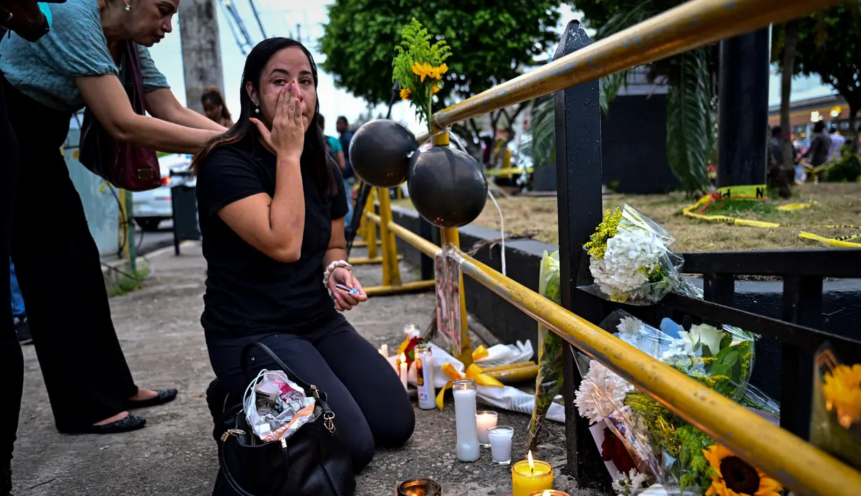 Warga Dominika yang berduka mulai mengadakan pemakaman untuk orang-orang terkasih mereka yang menjadi korban dalam insiden runtuhnya atap kelab malam Jet Set di Santo Domingo. (MARTIN BERNETTI/AFP)