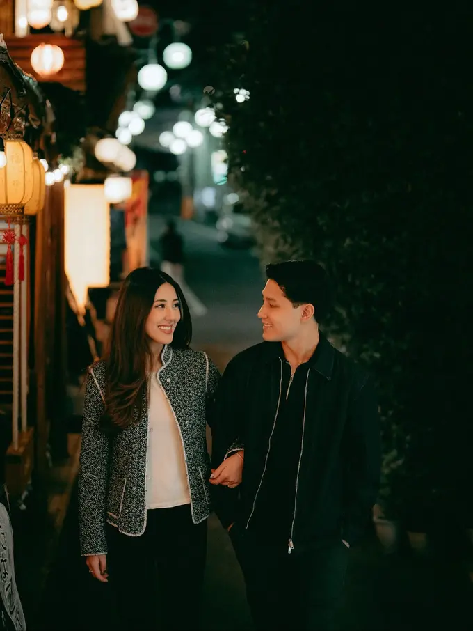 Gaya Serasi Teuku Rassya dan Calon Istri Saat Lamaran Romantis di Jepang, Layering Monokrom Jadi Kunci Tampil Elegan