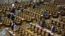 Anggota dewan mengikuti Rapat Paripurna ke-33 Masa Persidangan V tahun 2015-2016 di  Senayan, Jakarta, (20/7).Rapat paripurna kali ini membahas pertanggungjawaban pelaksanaan APBN 2015 dan penetepan komisioner KPI. (Liputan6.com/Johan Tallo)