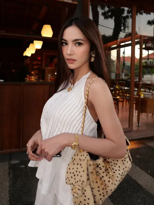 Di kesempatan berbeda, Mahalini tampil dengan nuansa yang lebih lembut dan elegan. Ia mengenakan sleeveless top putih bertekstur dengan desain flowy yang memberi kesan ringan dan anggun. Pilihan warna putih membuat penampilannya terlihat segar sekaligus timeless. [@mahaliniraharja].