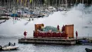 Boneka raksasa berbentuk nenek-nenek setinggi 7,30 meter terbaring di tempat tidur di Danau Jenewa, Swiss (1/10). (AFP Photo/Fabrice Coffrini)