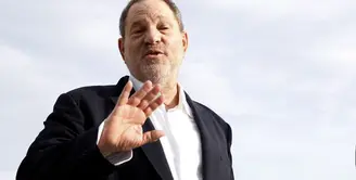 Harvey Weinstein, belum juga usai menjadi sorotan publik akibat skandal seks yang dilakukannya sejak tiga dekade lalu. Setelah banyak korban buka suara, seketika kehidupan Harvey juga berubah. (AFP/Valery Hache)