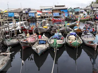 Sejumlah perahu nelayan bersandar di dermaga Tempat Pelelangan Ikan Cilincing, Jakarta Utara, Rabu (8/2). (Fery Pradolo/Liputan6.com)