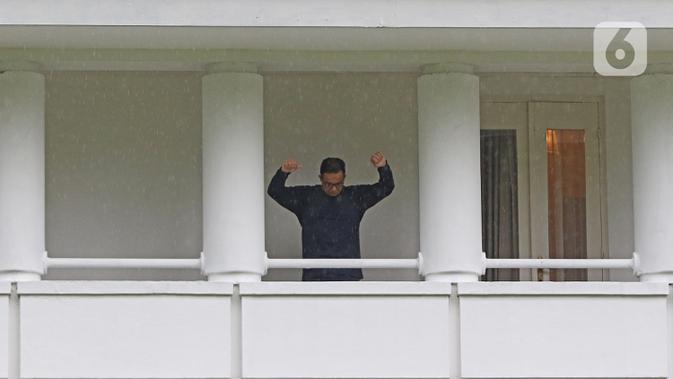 Gubernur DKI Jakarta Anies Baswedan saat berolahraga di balkon rumah dinas, Menteng, Jakarta Pusat, Kamis (3/12/2020). Anies Baswedan yang masih melakukan isolasi mandiri di rumah dinas gubernur karena positif Covid-19 menyempatkan diri untuk berolahraga pada pagi ini (Liputan6.com/Herman Zakharia)