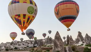 Sejumlah balon udara panas yang membawa wisatawan terbang di atas Nevsehir di wilayah Cappadocia, Turki (5/9). (AFP Photo/Yasin Akgul)