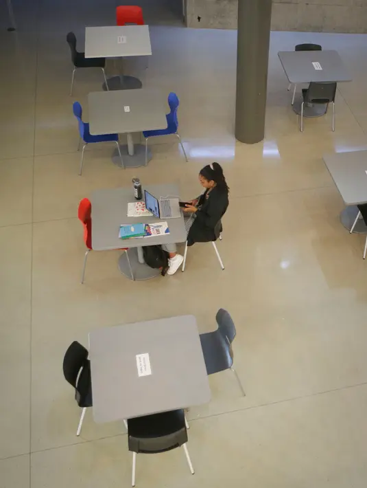 Para mahasiswa mengenakan masker di Universitas British Columbia (UBC) di Vancouver, British Columbia, Kanada, 6 September 2020. Mahasiswa, pengajar, staf dan pengunjung UBC diwajibkan memakai masker saat berada di dalam ruangan di kampus guna membantu meredam penyebaran COVID-19. (Xinhua/Liang Sen)