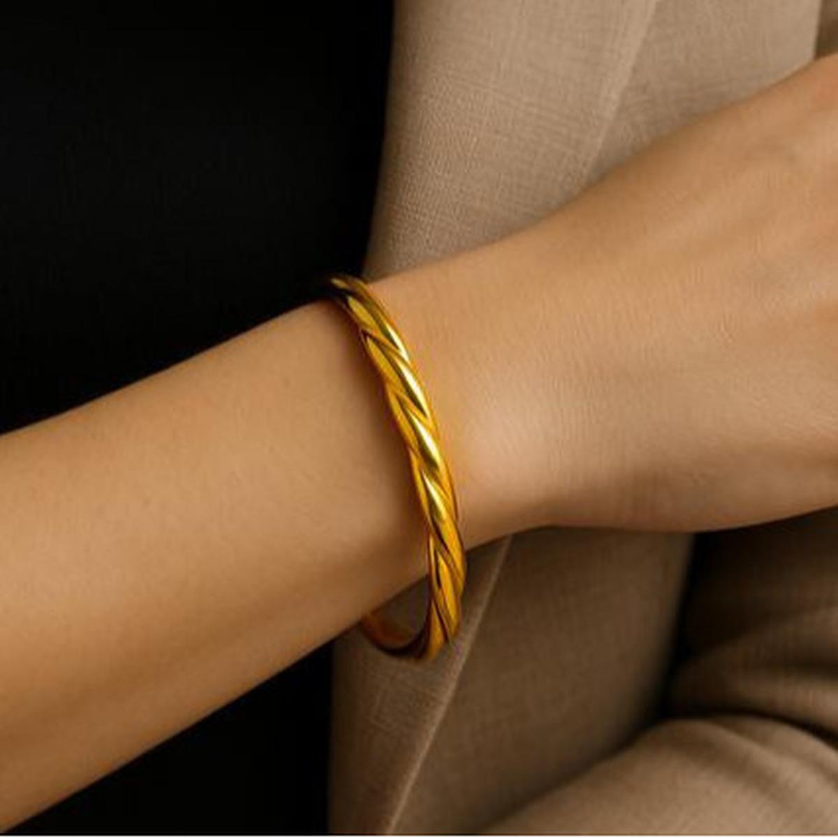 8 Inspirasi Gelang Emas Polos 24K, Fashion Item yang Enggak Pernah Ketinggalan Zaman