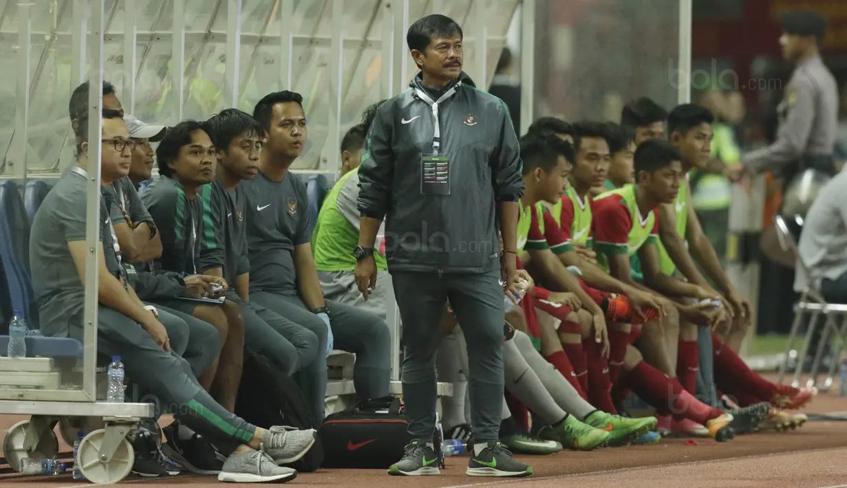 Pelatih Indonesia U-19, Indra Sjafri, saat pertandingan melawan Thailand U-19 pada laga persahabatan di Stadion Wibawa Mukti, Cikarang, Minggu (8/10/2017). Indonesia menang 3-0 atas Thailand. (Bola.com/M Iqbal Ichsan)