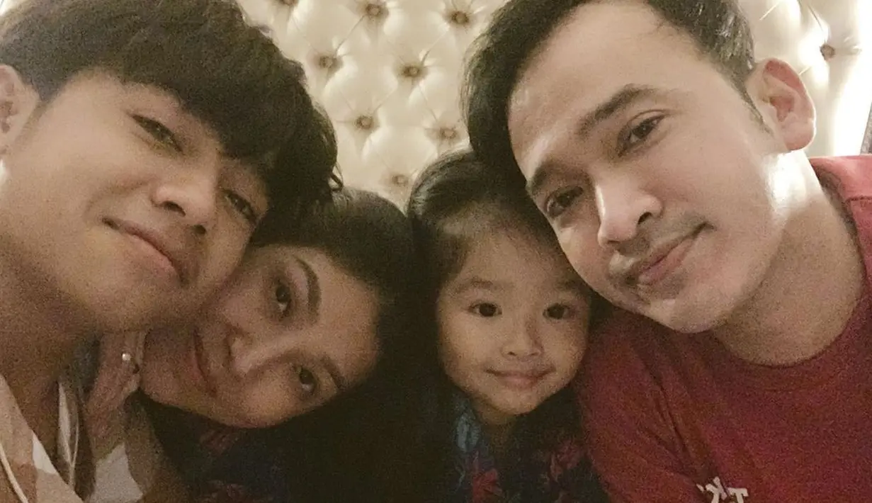 "Gimana ya, karena anak saya gratilan banget tangannya, gimana saya memprotek anak saya itu sulit deh," paparnya. (Instagram/ruben_onsu)