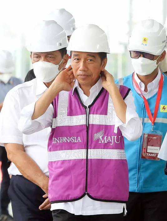 Presiden Joko Widodo atau Jokowi meninjau proyek Kereta Cepat Jakarta-Bandung di Stasiun Tegalluar, Bandung, Jawa Barat, (13/10/2022). Jokowi berharap kehadiran Kereta Cepat Jakarta-Bandung kelak bisa meningkatkan mobilitas barang dan orang, untuk kemudian memberikan efek pengganda (multiplier effect) pada sektor lainnya. (Liputan6.com/Herman Zakharia)